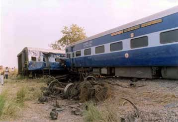 Σιδηροδρομικό δυστύχημα με τουλάχιστον 20 νεκρούς και 100 τραυματίες στην Ινδία