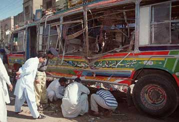 Στους 18 οι τραυματίες από έκρηξη σε λεωφορείο στα νότια του Πακιστάν
