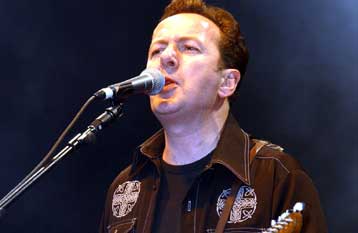 Πέθανε την Κυριακή ο αρχηγός των Clash, Τζο Στράμερ