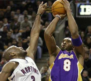 Ο Κόμπε Μπράιαντ χάρισε στην παράταση τη νίκη στους Λος Αντζελες Λέικερς