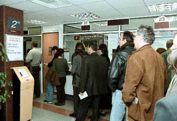 Συνωστισμός και εκνευρισμός στις εφορίες τη Δευτέρα