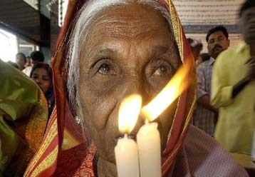 Ένας ιερέας και 14 πιστοί τραυματίες από επίθεση αγνώστων σε εκκλησία της Ινδίας