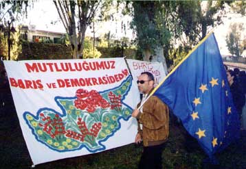 Μεγάλο συλλαλητήριο στην κατεχόμενη Λευκωσία κατά της πολιτικής Ντενκτάς
