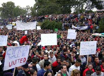 Πρωτοφανές σε μέγεθος και ένταση το συλλαλητήριο Τουρκοκυπρίων κατά του Ντενκτάς