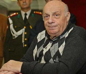 Επέστρεψε στα Κατεχόμενα ο Ντενκτάς θορυβημένος από τις διαδηλώσεις των Τουρκοκυπρίων