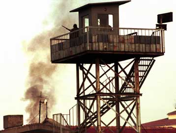 Είκοσι επτά κρατούμενοι νεκροί και 50 τραυματίες από πυρκαγιά σε φυλακές του Ιράν