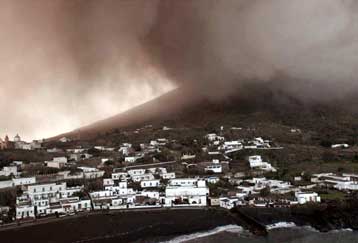 Δεκάδες πολίτες απομακρύνθηκαν από το νησί Στρόμπολι εξαιτίας της δράσης του ηφαιστείου