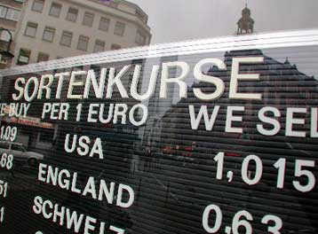 Με νέο ρεκόρ τριετίας, έναντι του δολαρίου, αποχαιρετά το 2002 το ευρώ