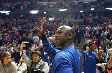 Νίκη των Ουίζαρντς επί των Μπουλς με 107-82 με τον Τζόρνταν να σημειώνει δέκα πόντους