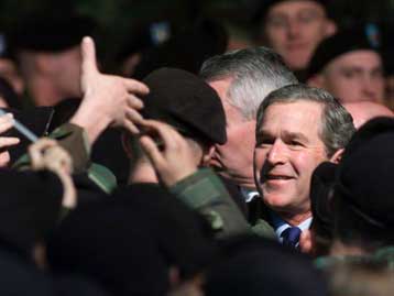 Έτοιμος για επέμβαση στο Ιράκ δήλωσε ο Μπους-Στρατιωτική δύναμη αναπτύσσεται στον Κόλπο