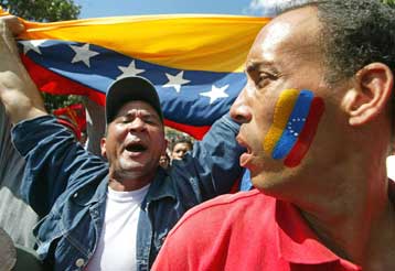 Τουλάχιστον δύο νεκροί σε συγκρούσεις οπαδών και αντιπάλων του Ούγκο Τσάβες