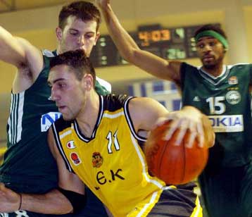 Η ΑΕΚ κυρίαρχος του ντέρμπι έπιασε στην κορυφή τον Παναθηναϊκό