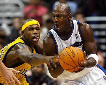 Με 41 προσωπικούς πόντους ο Μ.Τζόρνταν οδήγησε τους Ουίζαρντς σε νίκη επί των Πέισερς