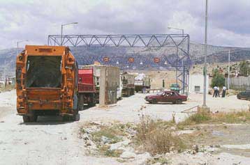 Πυρκαγιά στη χωματερή Ανω Λιοσίων προκαλεί νέα αντιπαράθεση για τη λειτουργία της