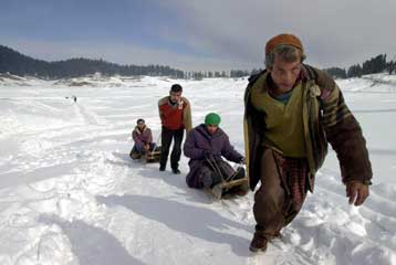 Toυλάχιστον 120 νεκροί από το δριμύ ψύχος στην Ινδία