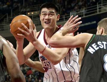 Εκτός έδρας νίκη των Ρόκετς επί των Μάτζικ με σπουδαία εμφάνιση του Γιάο Μινγκ