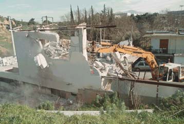Δεύτερη ημέρα κατεδαφίσεων αυθαιρέτων κατά μήκος του Κηφισού