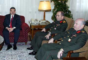 Αρνείται να απαντήσει δημόσια στους στρατηγούς ο Τούρκος πρωθυπουργός