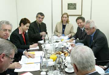 Τις προτεραιότητες της ελληνικής προεδρίας συζήτησε με Ευρωπαίους επιτρόπους ο ΥΠΑΝ