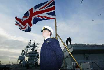 Ενισχύουν τις στρατιωτικές τους δυνάμεις στον Περσικό Κόλπο ΗΠΑ και Βρετανία