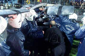 Επεισόδια μακριά από τη Λεωφόρο πριν από το μεγάλο ματς