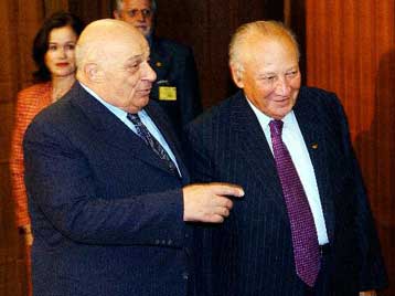 Αρχισαν οι συνομιλίες Κληρίδη-Ντενκτάς για λύση στο Κυπριακό με βάση το σχέδιο Ανάν