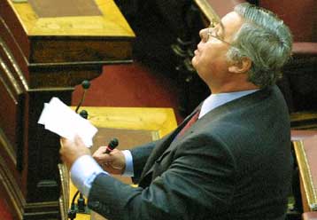 Στη Βουλή η καταγγελία για τα αποτυπώματα στις προκηρύξεις του ΕΛΑ
