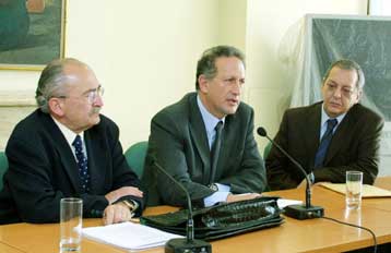 Πενήντα δύο δημόσιοι υπάλληλοι απολύθηκαν το 2002 για ανάμειξη σε υποθέσεις διαφθοράς