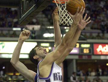 Ασταμάτητοι οι Κινγκς λύγισαν τους Μάβερικς στο «ντέρμπι» του πρωταθλήματος του ΝΒΑ