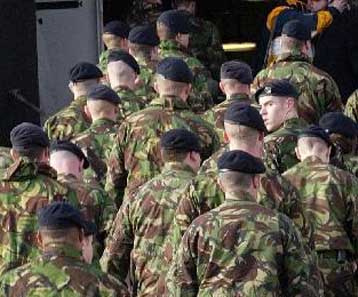 Σχεδόν 30.000 στρατιώτες στέλνει η Βρετανία στον Περσικό Κόλπο