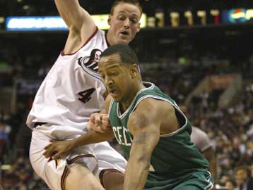 Σπουδαία εκτός έδρας νίκη των Σέλτικς επί των Σίξερς με υπογραφή Αντουάν Ουόκερ