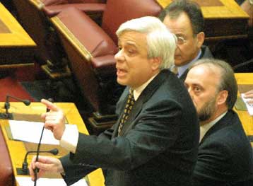 Αντιπαράθεση στη Βουλή για το ασυμβίβαστο – Ανοιχτός σε προτάσεις ο Κ.Σκανδαλίδης