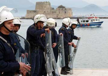Oμάδα διαδηλωτών επιτέθηκε εναντίον οπερατέρ τοπικού τηλεοπτικού δικτύου στο Ναύπλιο