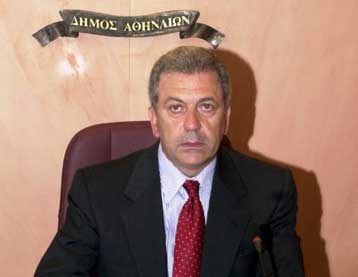 Παραμένω εκτός κομματικού πλαισίου, όπως αυτό έχει σήμερα, τονίζει ο Δ.Αβραμόπουλος