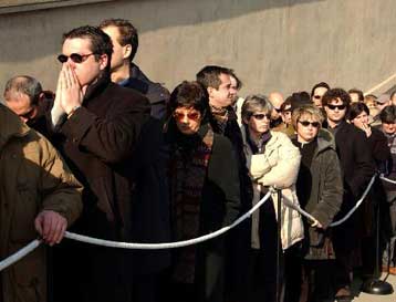Χιλιάδες Ιταλοί έσπευσαν να αποχαιρετήσουν τον Τζιάνι Ανιέλι