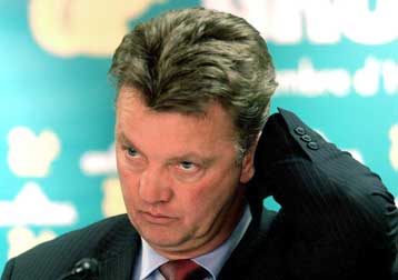 Την αποχώρησή του από τον πάγκο της Μπαρτσελόνα ανακοίνωσε ο Φαν Γκάαλ