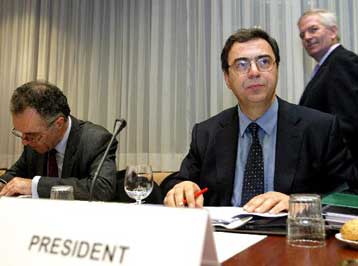 Δεν αναθεωρείται ο στόχος για ανάπτυξη 3,8% το 2003, υπογραμμίζει ο Ν.Χριστοδουλάκης