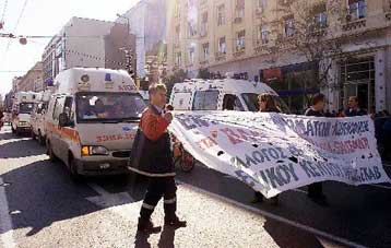 Πορεία των γιατρών στο κέντρο της Αθήνας και επίδοση αιτημάτων στον υφυπουργό Υγείας