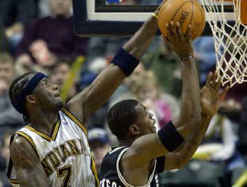 Επιστροφή του Ρόμπινσον στα παρκέ και νίκη των Σπερς επί των Πέισερς με 106-97