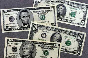 Κάτω από το 1,075 δολάριο το ευρώ, εν αναμονή των στοιχείων για το αμερικανικό ΑΕΠ