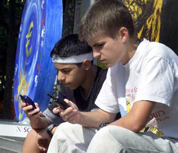 Εργαλεία εξαπάτησης στα διαγωνίσματα τα αθόρυβα κινητά τηλέφωνα των μαθητών