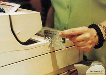 Στα 5 εκατ. τεμάχια αναμένεται να ανέλθουν οι πιστωτικές κάρτες το 2003