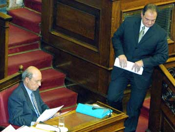 Σημίτης και Καραμανλής θα διασταυρώσουν τα «ξίφη» τους στη Βουλή για τη διαφθορά