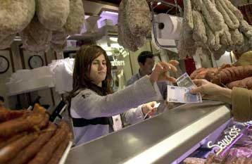 Σε χαμηλό πενταετίας υποχώρησε η καταναλωτική εμπιστοσύνη στη Γαλλία τον Ιανουάριο