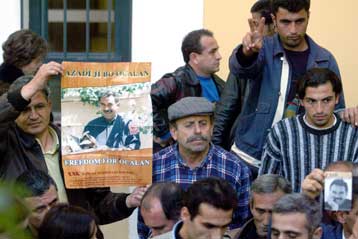Συγκέντρωση συμπαράστασης στον Οτζαλάν έξω από την αμερικανική πρεσβεία στην Αθήνα