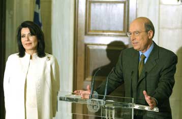 Αυξήσεις πάνω από τον πληθωρισμό για μισθούς και συντάξεις ανακοινώνει η κυβέρνηση