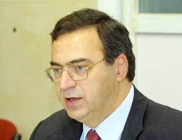 Αυξήσεις έως 4,2% στους μισθούς και 4,5% στις συντάξεις για το 2003