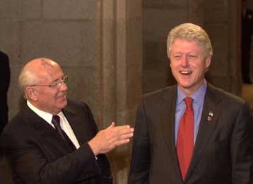 Γκορμπατσόφ και Κλίντον αφηγούνται το μουσικό παραμύθι «Ο Πέτρος και ο Λύκος»