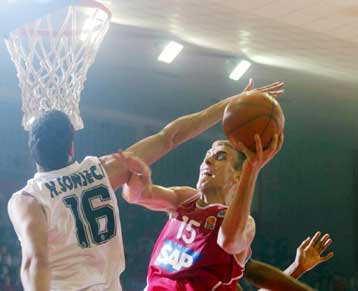 Νίκη «θρίλερ» για τον Ολυμπιακό-12η ήττα για την ΑΕΚ