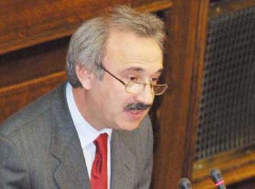 Σκληρή αντιπαράθεση κυβέρνησης-ΝΔ στη Βουλή για τα κοινοτικά κονδύλια